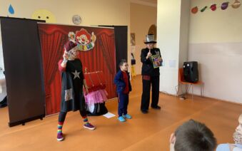 Anglické divadlo Azyzah Theatre potěšilo žáky druhých tříd