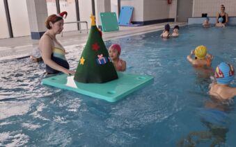 Prvňáčci na vánočním plavání