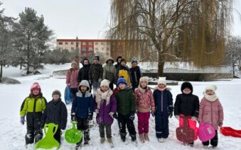 1. B vyrazila do sněhu