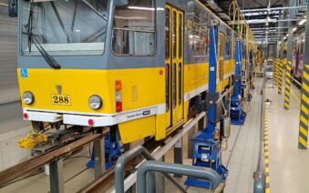 Čtvrťáci ve vozovně tramvají