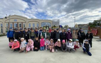 Předškoláci s druháky se vydali zkoumat vesmír a vědu