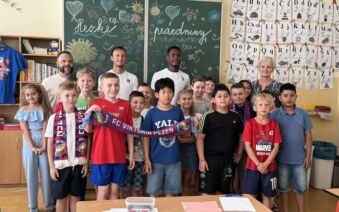 Netradiční konec školního roku v 3. třídě: Vysvědčení předávali fotbalisté Viktorie Plzeň